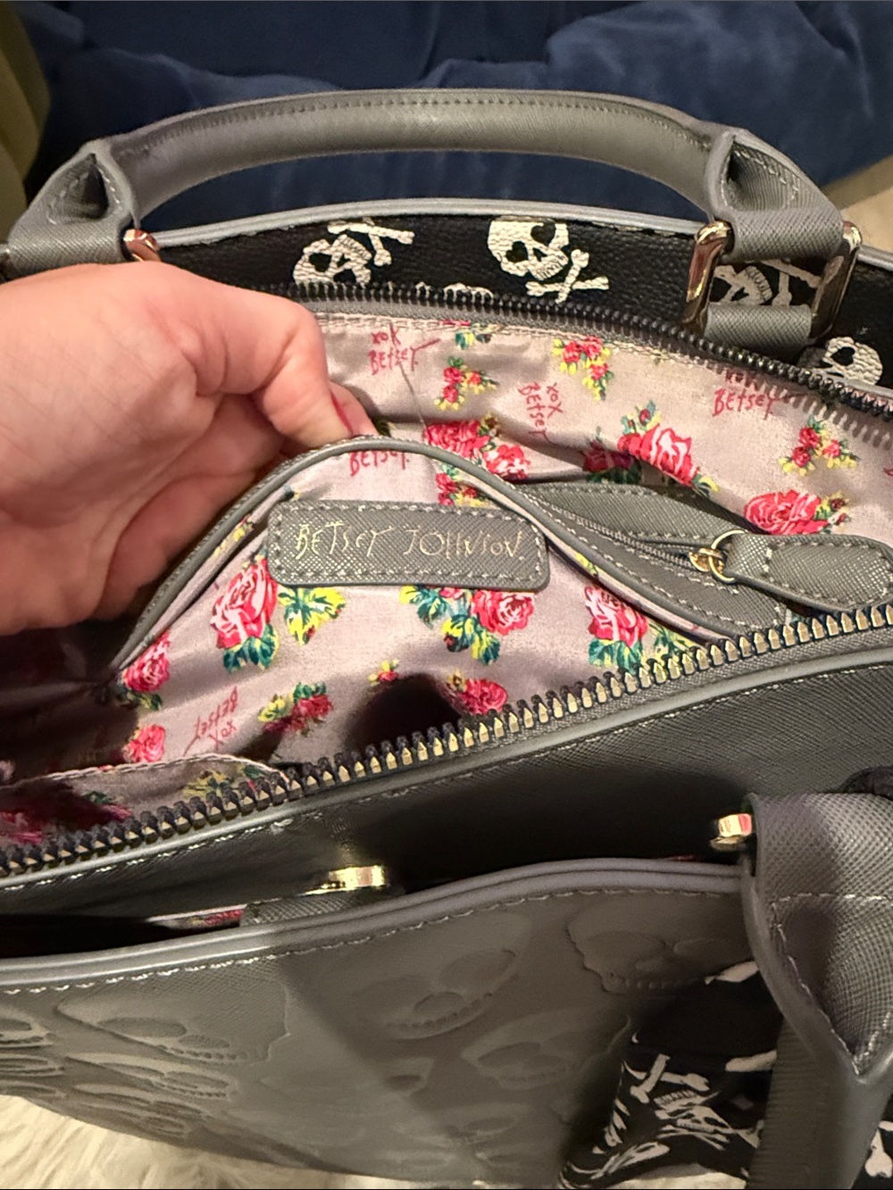 Betsey Johnson Skull large tote w/bow - Picture 5 of 11